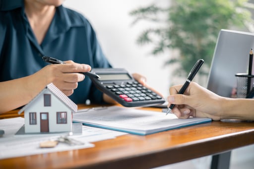 Client signing mortgage loan with broker
